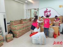 “月圆人团圆·温情暖中秋”望城区坤元社工慰问独居空巢老人