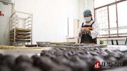 江华水口镇：传统手工豆沙月饼制作忙