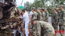 江华：高速路上卡车侧翻 入伍新兵紧急救援