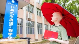 “白雪男孩”到大学报到！他的人生新旅程即将开启