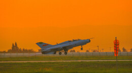 战机邂逅朝霞，氛围感拉满