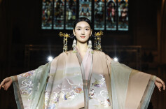 熊英·盖娅传说“月”2025春夏品牌发布会亮相巴黎