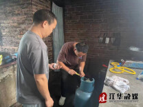 江华大圩镇开展燃气安全入户宣讲 为低收入群体更换金属波纹管