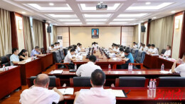 覃歇民主持召开县委常委会会议