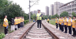 以专业之光，点亮学子未来——记湖南“楚怡”名师工作室负责人金能龙
