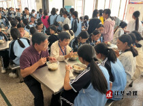 江华白芒营镇：暖心陪餐 学生食堂更阳光