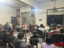 屋场微宣讲  夜话传党声——烽火乡深入开展“屋场夜话”微宣讲活动