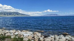 赛里木湖开启淡季半价，机票、酒店价格回落，错峰游迎来“黄金期”