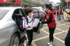 经武快评丨别让“护学”变成家长的负担