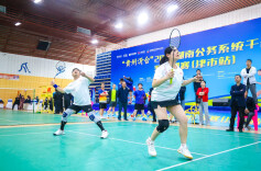 以球会友 2024省公务系统干部职工羽毛球赛在津市挥拍