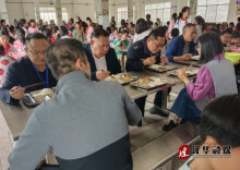 义国友到江华大石桥乡开展学生食堂阳光监督和陪餐工作