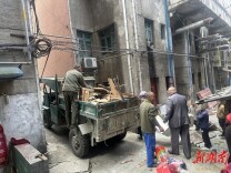 清理卫生死角  美化社区环境