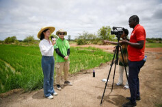 经武快评丨步履不停，赤诚不变