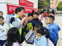 湘潭东西方社工开展“毒品远离我 健康伴我行”主题游园会