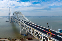 常泰长江大桥钢桥面主体铺装完成