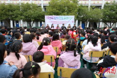 捐赠爱心“体育包” 温暖莘莘学子心