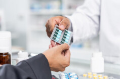 国家医保局、人社部：对本次目录调整中续约失败被调出的协议期内谈判药品，给予其6个月的过渡期