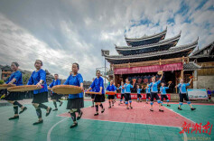 通道侗年节进行时：高步村过节招工两不误