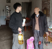 江华沱江镇：寒冬送暖入房檐