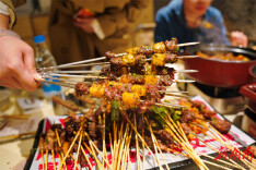 长沙这里的烤牛肉串，16个小时前还在新疆吃草