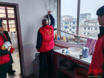 羊楼司镇：“六大行动”保民生 干部走访护安全