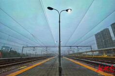 李岩：镜头下的一日“影像诗”