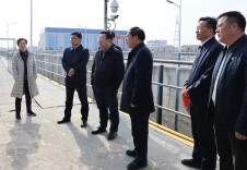 刘群调研华容河流域水环境综合治理及六门闸断面水质情况