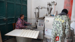 江华：年味渐浓 糍粑满街飘香