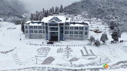 洪江市：雪峰山国家森林公园迎来首场降雪，水墨画卷壮丽展开，雪雾缭绕如入仙境