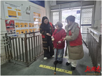 浓浓志愿红  温暖春运情