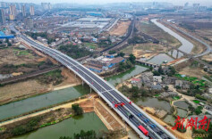 丁字湾驼峰大桥上“党旗红”