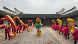 周家大院迎新年 舞龙舞狮乐翻天
