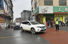 江华沱江镇开展交通安全劝导 护航春节出行