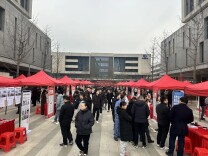 新港区举办2025年“春风行动”招聘会