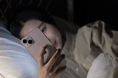 侧躺玩手机会导致斜视？专家提醒：不仅伤眼，还危害脊椎