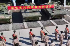 退伍老兵向“无声战友”敬礼告别