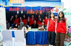 “雷锋超市”开张迎客 湖南中医药大学国际学生参与学雷锋志愿服务主题活动