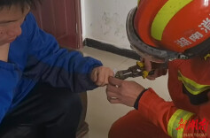 学生戒指卡手，消防员暖心救援