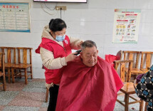 “雷锋”来到敬老院