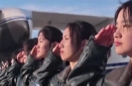 平均22岁空军运输机女飞行学员亮相