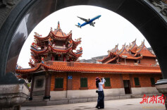 拍飞机！红砖古厝和“钢铁巨鸟”同框