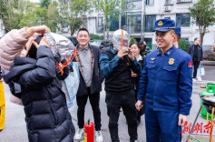 望城区百名城市党员齐学消防