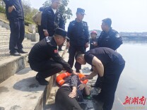 有“警”无险 芷江巡特警勇救落水老人