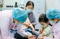 “因为救妈妈，所以不痛” 四岁半双胞胎姐妹捐造血干细胞救母