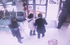 银行贴心服务 温暖盲人夫妇