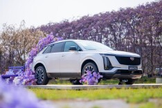浪漫春日，凯迪拉克全新XT5邀你共赴紫色花海