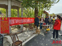 临湘坦渡镇万峰村：鲜花寄哀思，用行动践行文明新风尚