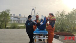 男子醉酒落水，望城消防紧急救援