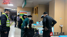江华：交警紧急护送交通事故中不适孕妇就医