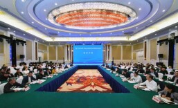 张家界市2025年“情暖湘商”恳谈会暨招商引资项目签约仪式举行